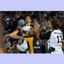 THW-Neuzugang Nikola Karabatic setzt sich gegen Hammarbys Nicklas Grundsten durch und sucht das Anspiel auf Kreisl�ufer Marcus Ahlm.