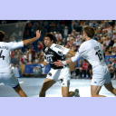 THW-Neuzugang Nikola Karabatic setzt sich gegen Kristian Meldgaard (links) und Simon Reick (rechts) in Szene.