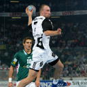 Vid Kavticnik beim Wurf von Au�en. Im Hintergrund sieht G�ppingens Nikola Manojlovic zu.