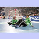 Henning Fritz (rechts) und Mattias Andersson beim gemeinsamen Dehnen in der Halbzeitpause.