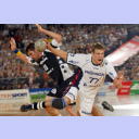 Flensburgs Kreisl�ufer Michael Knudsen setzt zum Torwurf an, Stefan L�vgren (links) hat ihn verpasst.