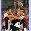 Stefan L�vgren setzt zum Torwurf an und wird dabei von den Flensburger Abwehrspielern Glenn Solberg (links) und Johnny Jensen (verdeckt) attackiert.