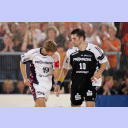 Gegens�tze: Flensburgs Kapit�n S�ren Stryger (links) ballt beim Zur�cklaufen die Faust, THW-Kapit�n Stefan L�vgren (rechts) bleibt das Nachsehen.