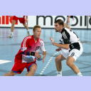 Stefan L�vgren attackiert Dmitri Botscharnikow.