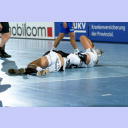 Zusammenprall ohne ernsthafte Folgen: Karabatic und Linders prallten mit den K�pfen aneinander und blieben kurz benommen am Boden liegen.