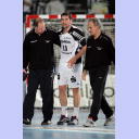 Schrecksekunde f�r den THW: Kapit�n Stefan L�vgren wird von Physiotherapeut Uwe Brandenburg und Mannschaftsarzt Dr. Detlev Brandecker vom Platz gef�hrt.