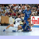 Packender Pokal-Fight: Kiels Nikola Karabatic und Lemgos Sebastian Prei� streiten am Boden um den Ball. Im Hintergrund Daniel Stephan.