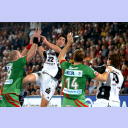 Nikola Karabatic setzt zum Sprungwurf an, Sigfus Sigurdsson und Steffen Stiebler stellen sich ihm entgegen. Ganz rechts Marcus Ahlm.