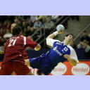 EM 2006: FRA - SVK: Nikola Karabatic setzt sich gegen die slowakische Abwehr durch.