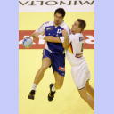 EM 2006: GER - FRA: Nikola Karabatic gegen Oliver Roggisch.