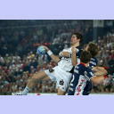 Nikola Karabatic wird von Jonny Jensen attackiert.