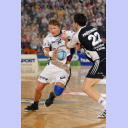 Nikola Karabatic attackiert Jonny Jensen.