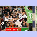 Kim Andersson attackiert Blazenko Lazkovic.