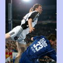 Vid Kavticnik im Sprungwurf, vorne Dominik Klein.