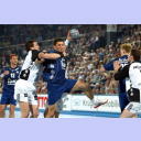 Gro�wallstadts Alexander Petersson wird von Viktor Szilagyi attackiert.