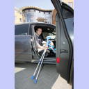 Noch nicht wieder mobil und auf den Fahrdienst seiner Freundin angewiesen: Der �sterreicher Viktor Szilagyi steigt nach seinem Arzt-Besuch auf dem Beifahrersitz seines Audis ein.