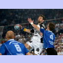 Augen zu und durch: Spielmacher Stefan L�vgren wird von Pfullingens Markus Gaugisch (rechts) im Sprung attackiert. Im Vordergrund Axel Kromer (links).