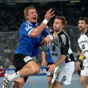 Pfullingens Petr Kust (links) setzt sich gegen Frode Hagen in Szene. Rechts Stefan L�vgren.