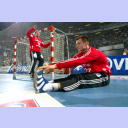 Kiels dritter Torwart Dennis Klockmann dehnt sich w�hrend der Halbzeitpause auf dem Spielfeld. Im Hintergrund Mattias Andersson.