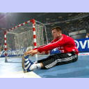 Kiels dritter Torwart Dennis Klockmann dehnt sich w�hrend der Halbzeitpause.