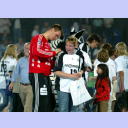 Dennis Klockmann schreibt Autogramme.