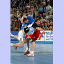 Vid Kavticnik wird von Hamburgs Guillaume Gille (blau) beim Torwurf attackiert.