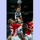 Kim Andersson wird von Sigurdsson attackiert.