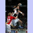 Kim Andersson wird von Sigurdsson attackiert.