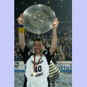 Deutscher Meister 2006! THW-Kapit�n Stefan L�vgren mit der Meisterschale.