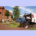 THW-Neuzugang Dominik Klein (rechts) schleppt seine M�bel aus dem M�belwagen in seine neue Wohnung, die er Ende Juni in Melsdorf vor den Toren Kiels bezogen hat.