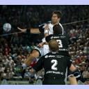 Karabatic wird von der TuS-Deckung angegriffen.