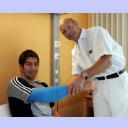 Dr. Frank Pries untersucht Nikola Karabatic.