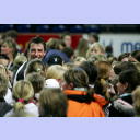 Dominik Klein inmitten der Fans.