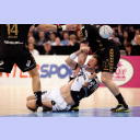 Pelle Linders wird von Jonny Jensen gefoult.