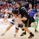 Nikola Karabatic wird von Michael V. Knudsen attackiert.