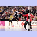 Szlezak attackiert Karabatic.