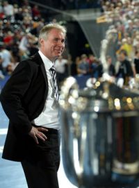 Uwe Schwenker hat den Champions-League-Pokal im Blick.