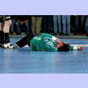 Jan Holpert liegt nach dem Kopftreffer durch Christian Zeitz am Boden.