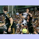 Von Behren attackiert Nikola Karabatic.