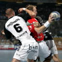 Petr Hruby wird von der THW-Deckung gestoppt.