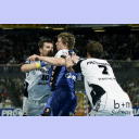 Martin Strobel wird von Stefan L�vgren und Vid Kavticnik attackiert.