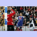 Chi-Hyo Cho vor dem Tor.