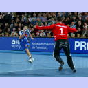 Benjamin Herth vor Thierry Omeyer.