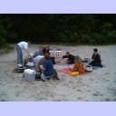 Der unentwegte Haufen THW-Fans beim Grillen am Falckensteiner Strand