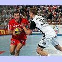 Jicha attackiert Karipidis.