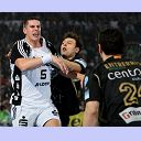 Fernandez attackiert Andersson.