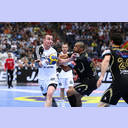 Filip Jicha wird von Didier Dinart attackiert.