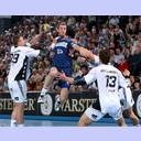 Pascal Hens wird attackiert.