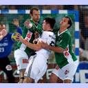 Kim Andersson wird fest gemacht.