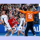 Hendrik Pekeler setzt sich durch.